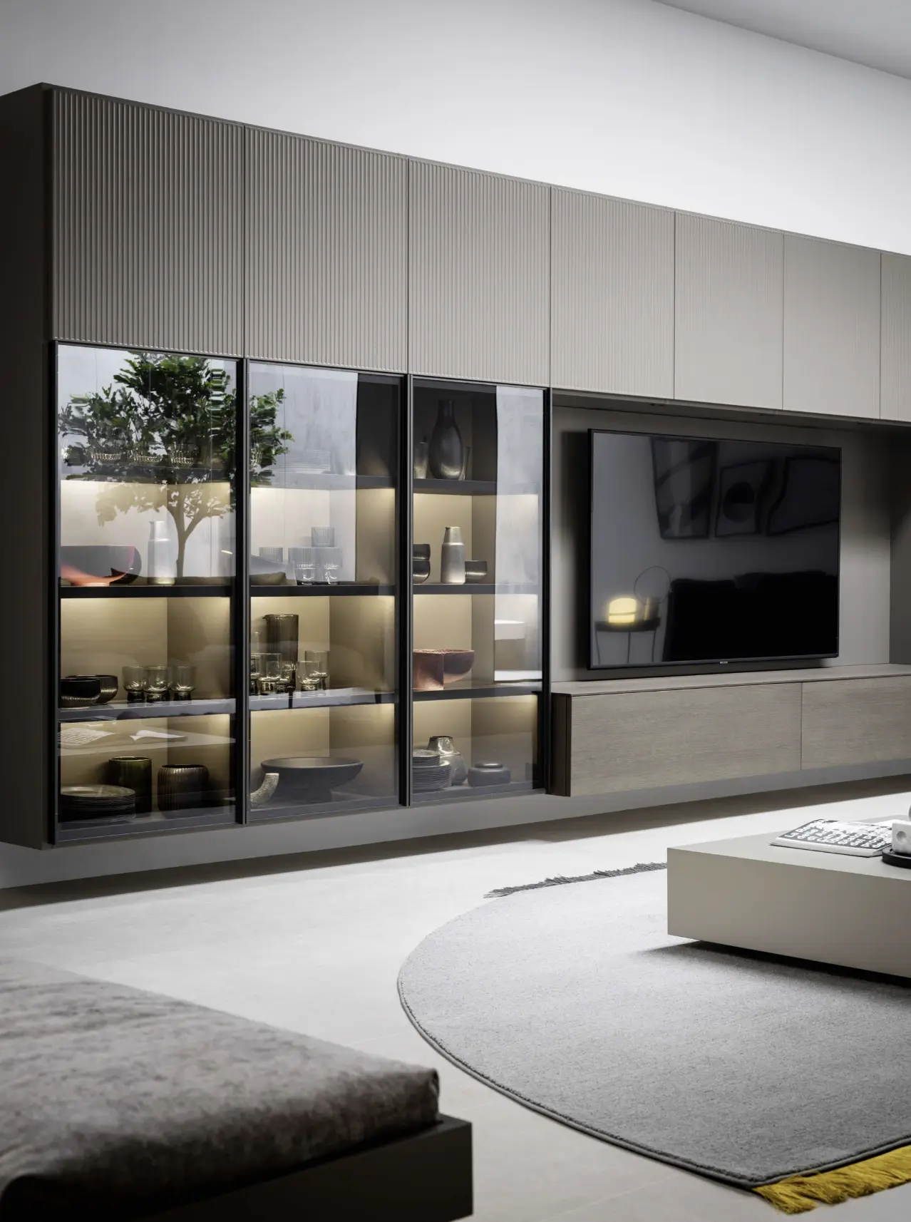 Zona living con illuminazione integrata progettata da Monlab